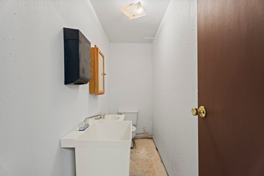 More Photos Of 26601 S 655 Rd, Grove Freestanding For Sale