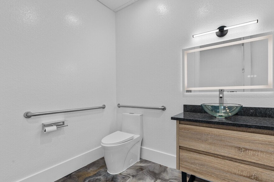 More Photos Of 13730 Cypress Terrace Cir, Fort Myers Medical For Sale