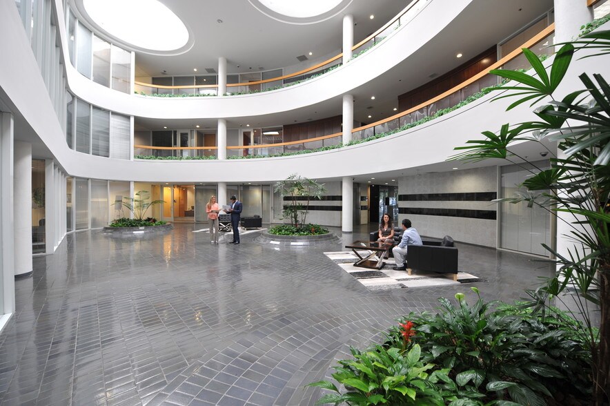 More Photos Of 15425 North Fwy, Houston Office For Lease