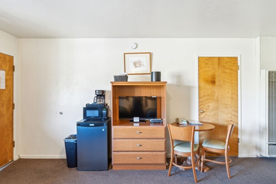 More Photos Of 43021 Bridge St, Fall River Mills Hotel For Sale