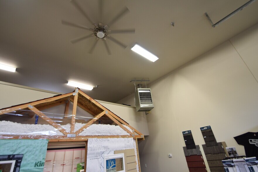 More Photos Of 611 NE Jackpine Ct, Redmond Distribution For Lease