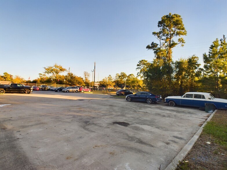 More Photos Of 904 W Tidwell Rd, Houston Warehouse For Lease