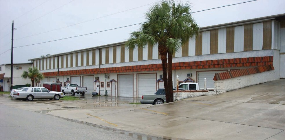 More Photos Of 5800 Houchin St, Naples Self Storage For Lease