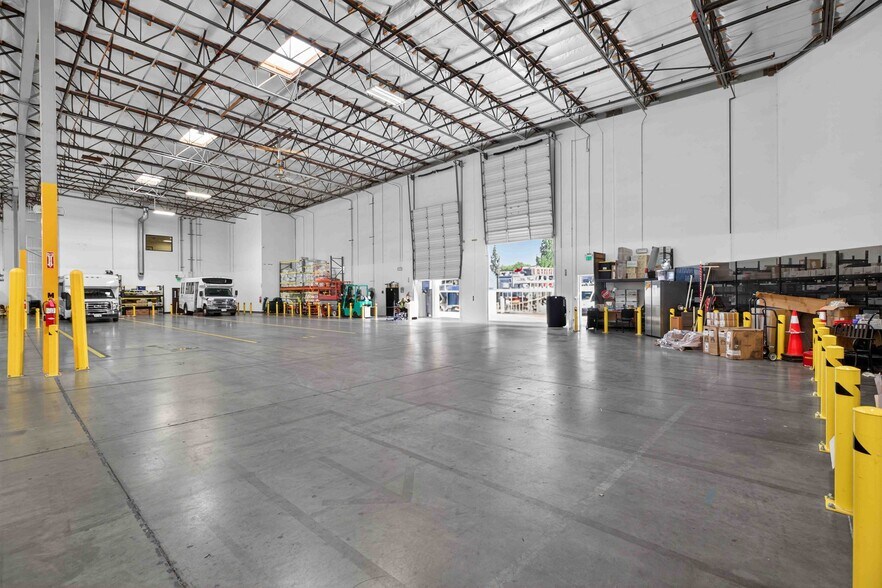 More Photos Of 9031 N Lurline Ave, Chatsworth Distribution For Lease