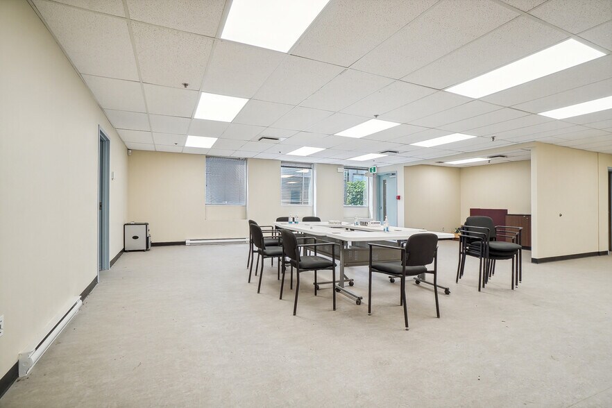 More Photos Of 11625 Av 55e, Montréal Warehouse For Lease