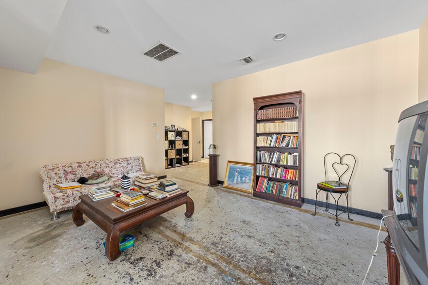 More Photos Of 14-07 113th St, College Point Flex For Sale