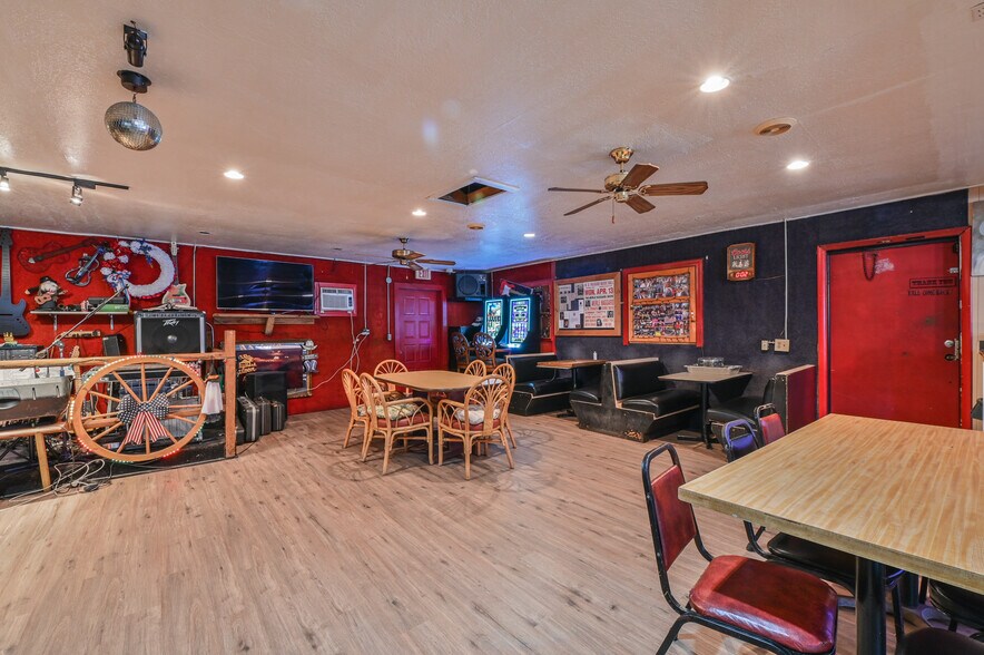 More Photos Of 2451 SE Highway 41, Morriston Bar For Sale