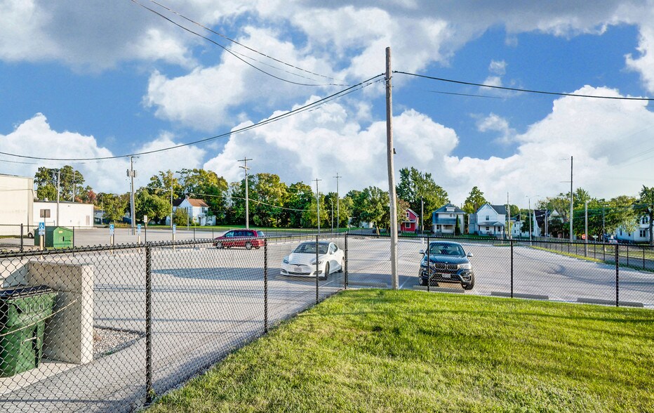 More Photos Of 675 W Market St, Lima Office For Sale