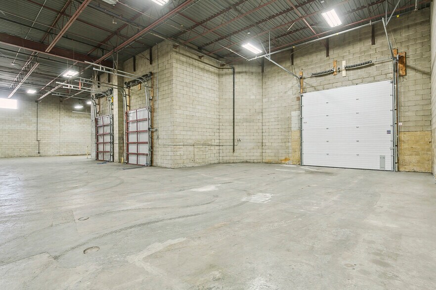 More Photos Of 6885-6895 Menway Ct, Mississauga Warehouse For Lease