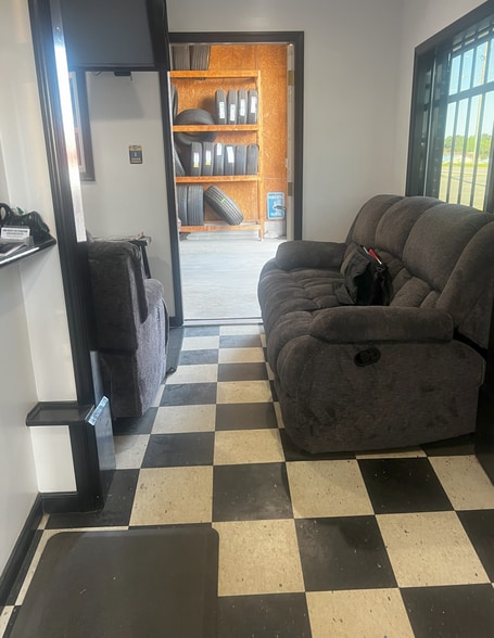 More Photos Of 204 2nd St NE, Burkeville Auto Repair For Sale