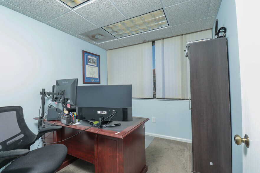 More Photos Of 700 11th St S, Naples Office For Sale