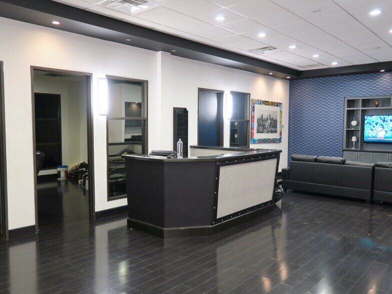 More Photos Of 5900 Schumacher Ln, Houston Auto Repair For Lease