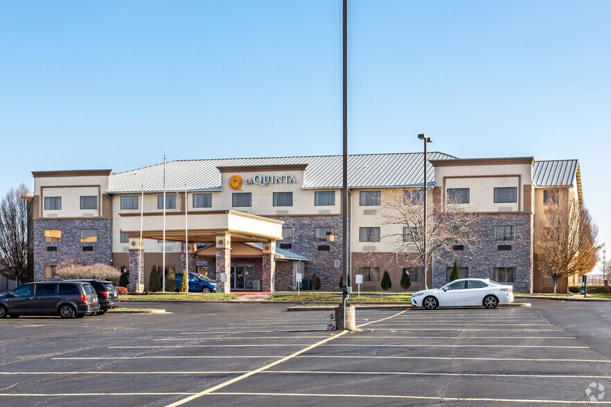 Primary Photo Of 2540 University Dr, Fairborn Hotel For Sale