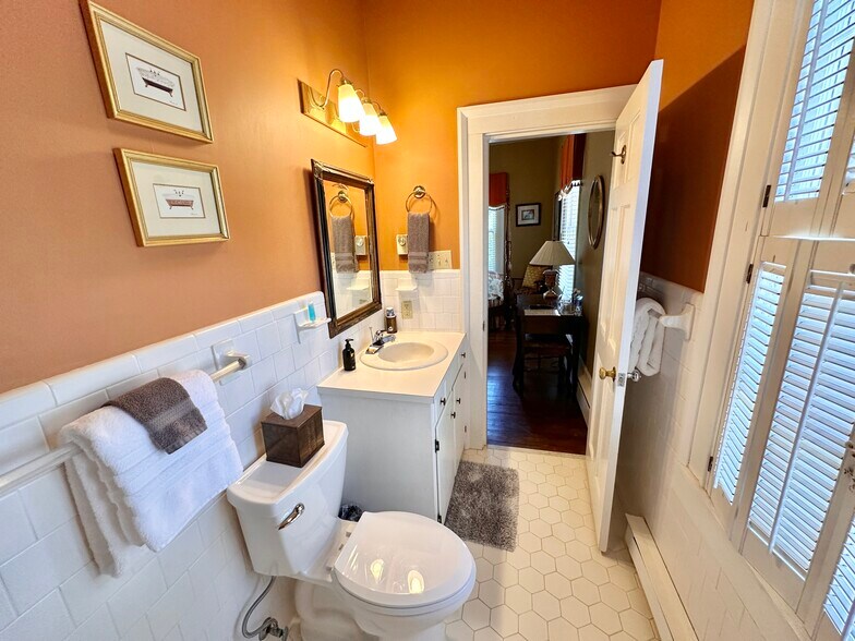 More Photos Of 615 College St, Clinton Hotel For Sale