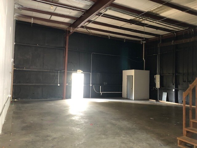 More Photos Of 411 N 14th St, Leesburg Warehouse For Lease