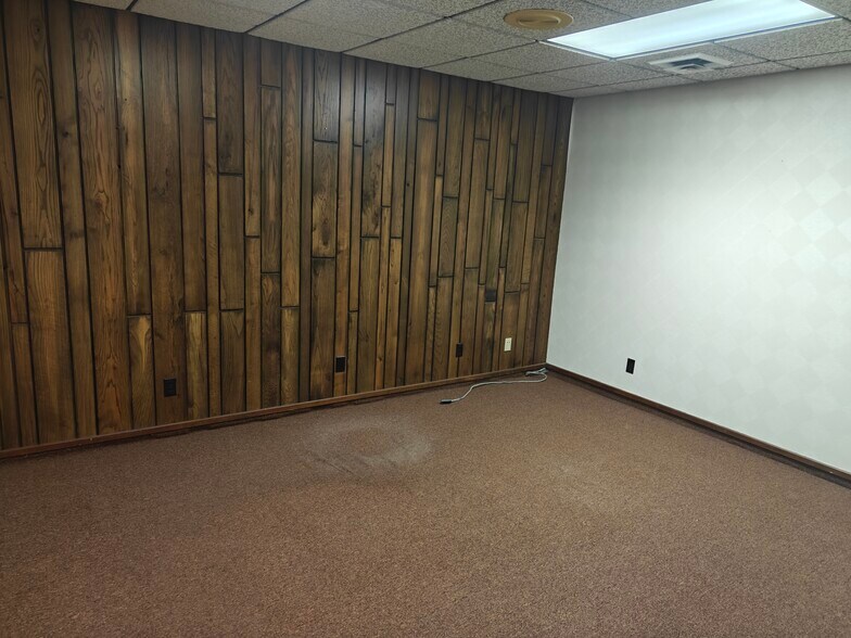 More Photos Of 208 1st St, McCook Office For Sale