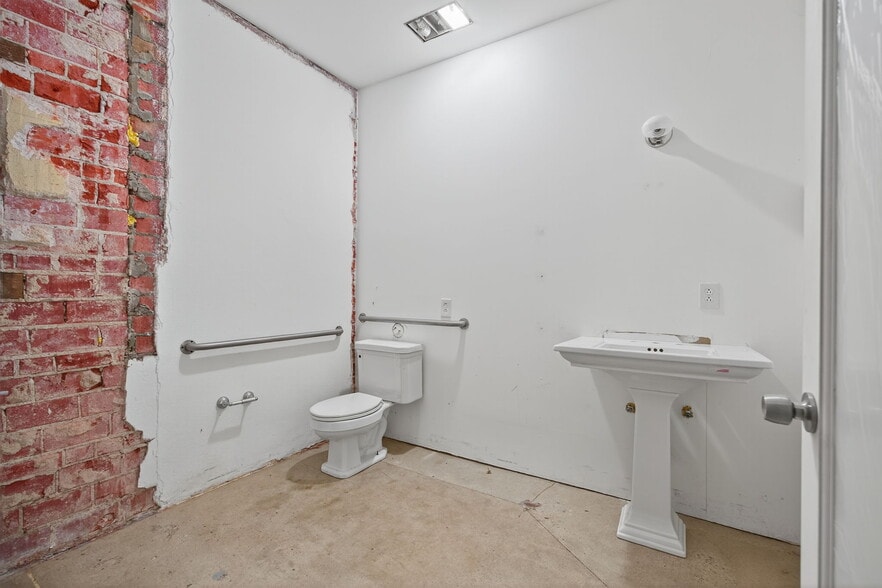 More Photos Of 141 Davis St, Santa Paula Storefront For Sale