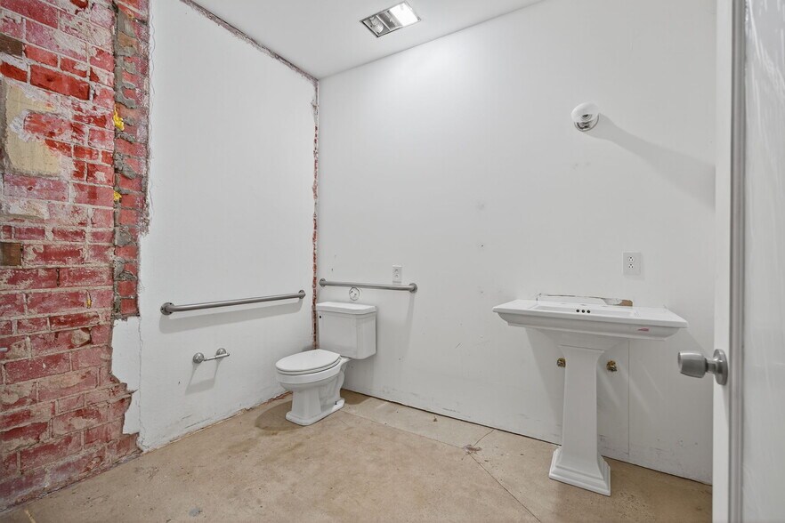 More Photos Of 141 Davis St, Santa Paula Storefront For Sale