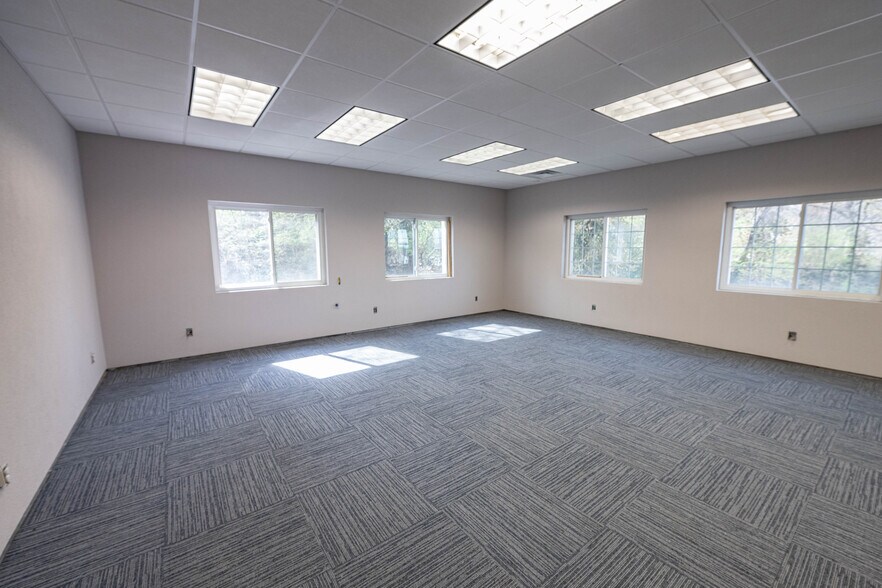 More Photos Of 69 N Gore Ave, Webster Groves Manufacturing For Sale