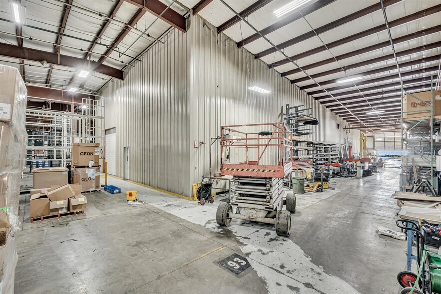More Photos Of 202 1st St S, Kalona Manufacturing For Sale
