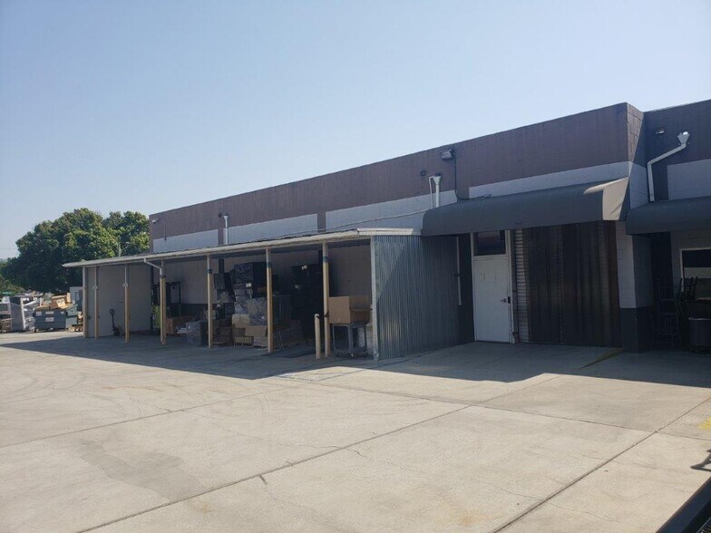 More Photos Of 1020 Chestnut St, Burbank Light Distribution For Lease