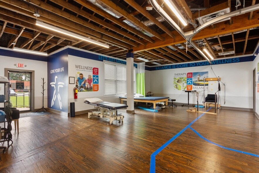 More Photos Of 5576 Peachtree Rd, Atlanta Storefront Retail Office For Lease