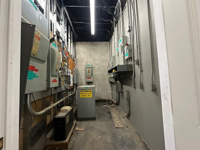 More Photos Of 7803 Hansen Rd, Houston Warehouse For Lease