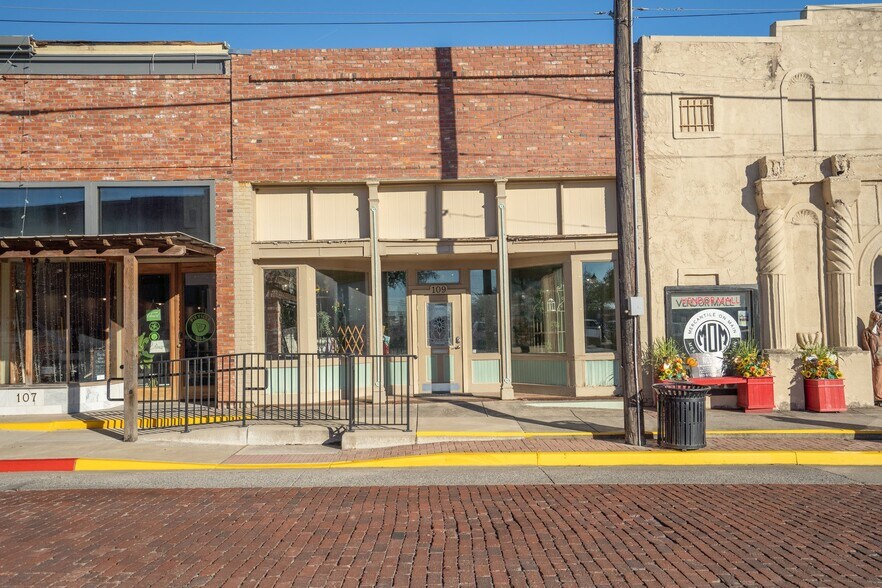 More Photos Of 107 S Main St, Farmersville Storefront For Sale
