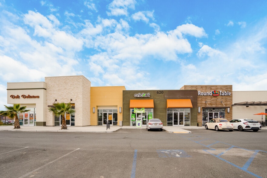 More Photos Of 530 Woollomes Ave, Delano Unknown For Lease