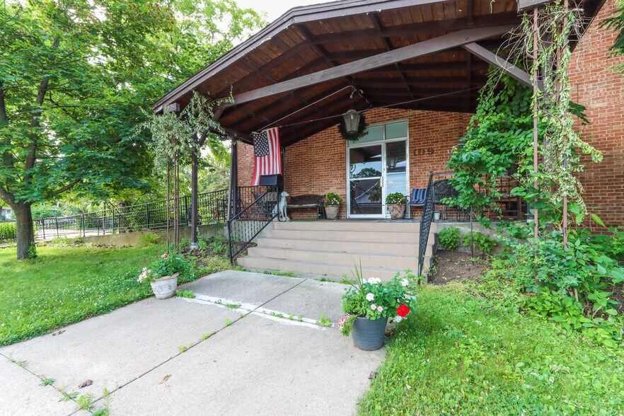 Primary Photo Of 109 W Lake St, Waupaca Healthcare For Sale