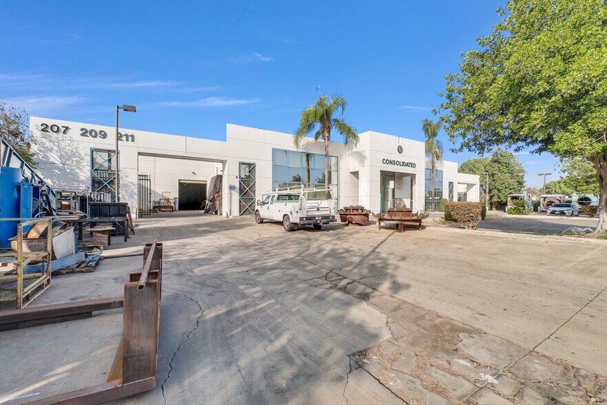 More Photos Of 207-211 Erie St, Pomona Warehouse For Lease