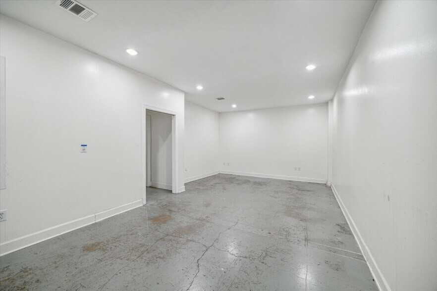 More Photos Of 6823 Northampton Way, Houston Warehouse For Lease