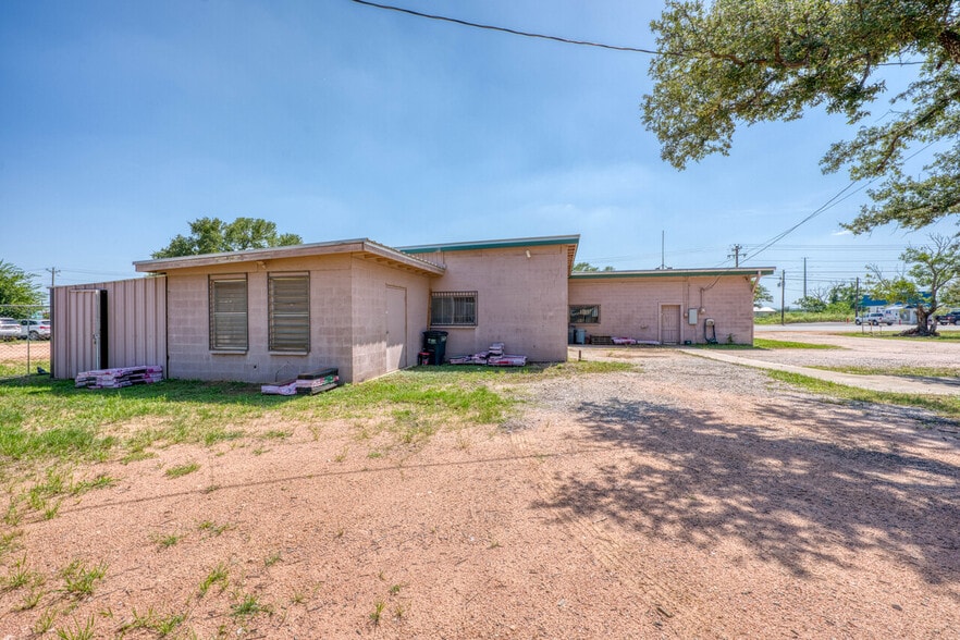 More Photos Of 2810 W Highway 1431, Kingsland Flex For Sale