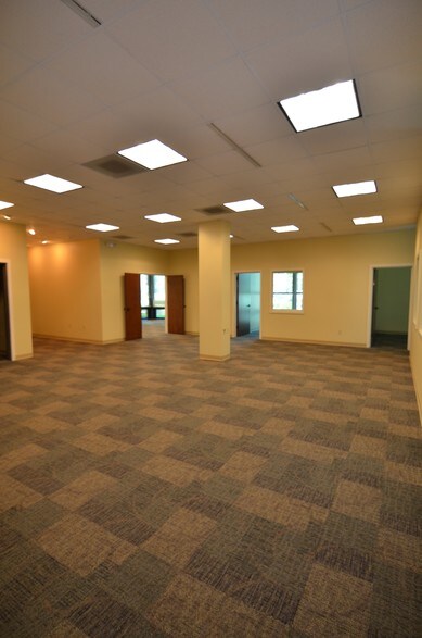 More Photos Of 228 6th Ave E, Hendersonville Bank For Lease