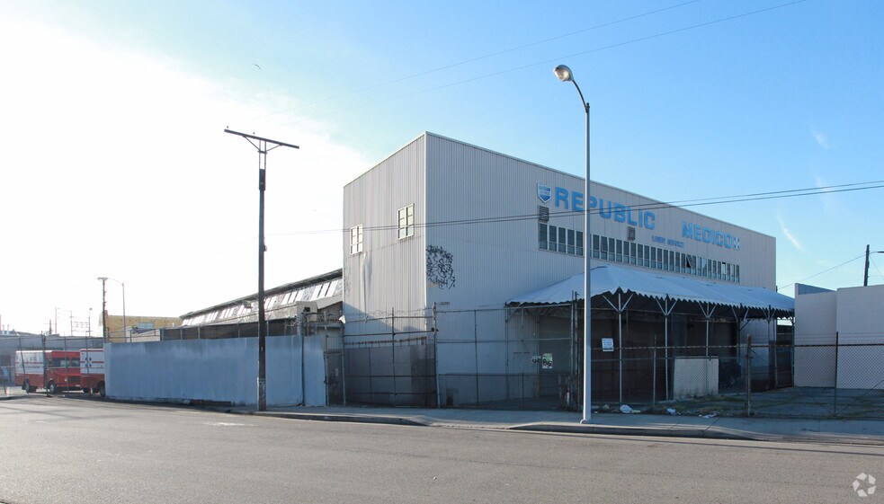More Photos Of 1705 E Hooper Ave, Los Angeles Warehouse For Sale