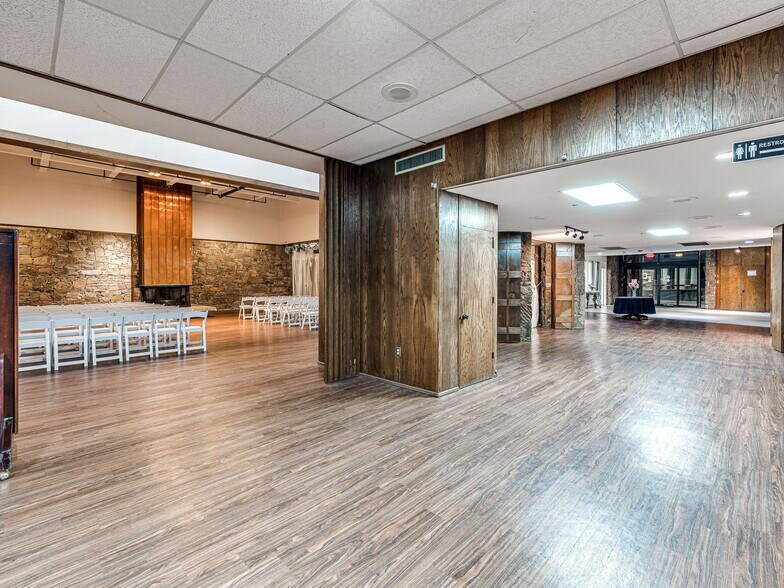 More Photos Of 6009 NW Expressway St, Oklahoma City Specialty For Sale