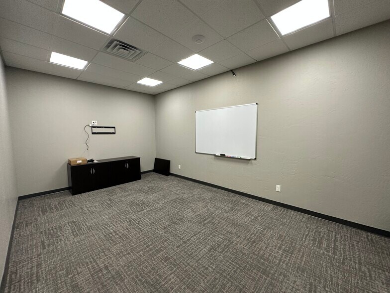 More Photos Of 14901 Metro Plaza Blvd, Edmond Flex For Lease
