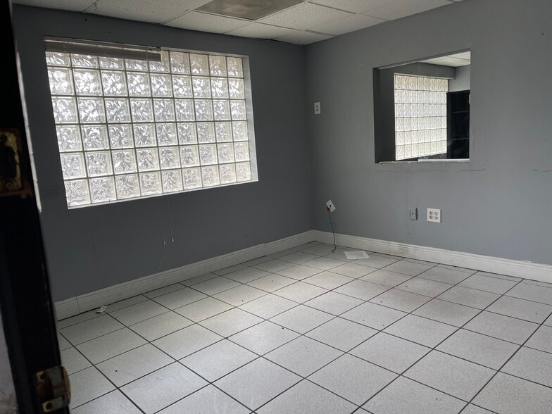 More Photos Of 5731 SW 23rd St, West Park Auto Repair For Lease