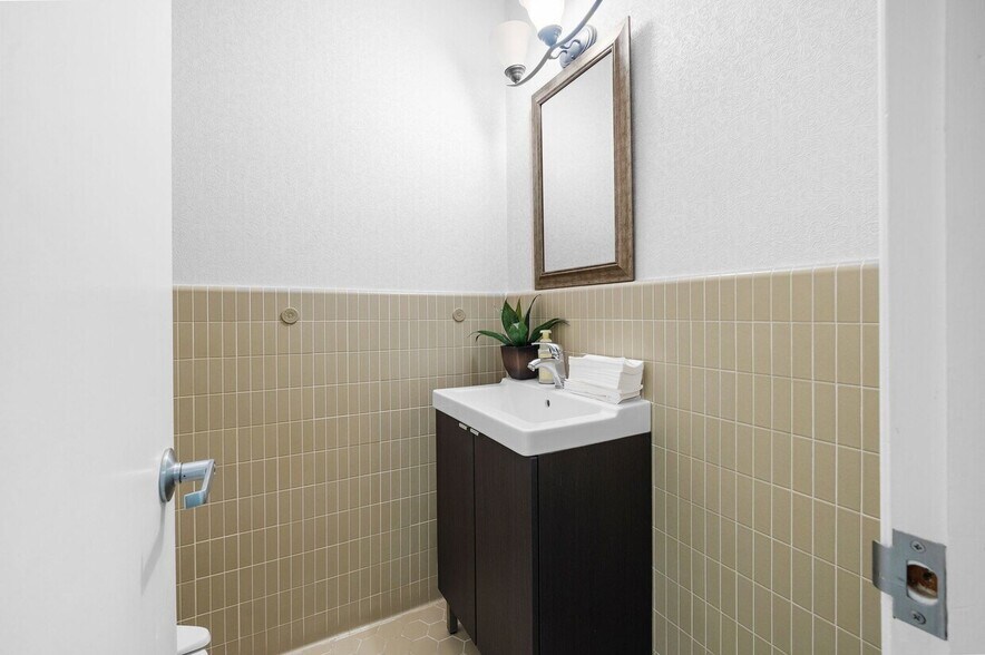 More Photos Of 1751 66th St N, Saint Petersburg Office For Sale