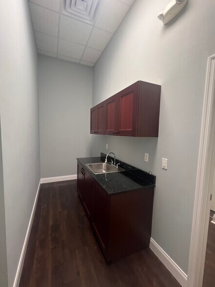 More Photos Of 7751 Kingspointe Pky, Orlando Light Distribution For Lease