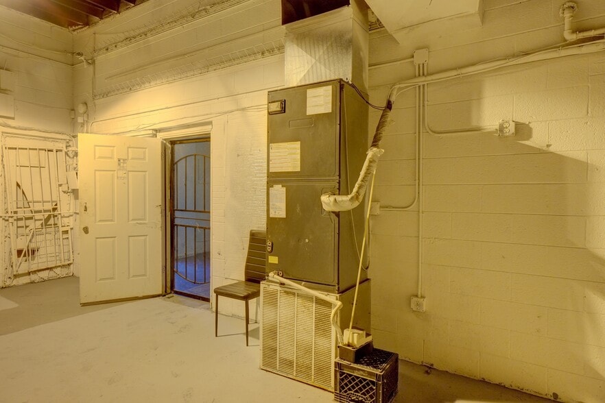 More Photos Of 10301 Whittier Ave, Detroit Auto Repair For Sale