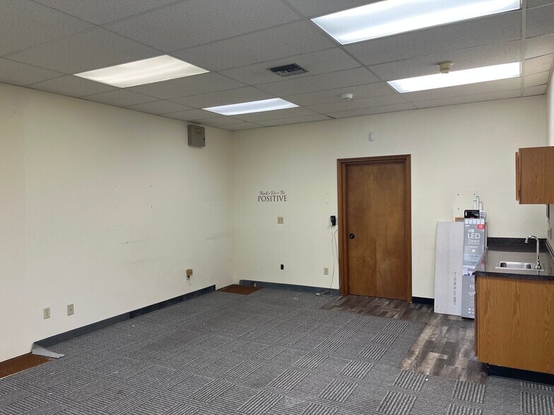 More Photos Of 100 N Morain St, Kennewick General Retail For Lease