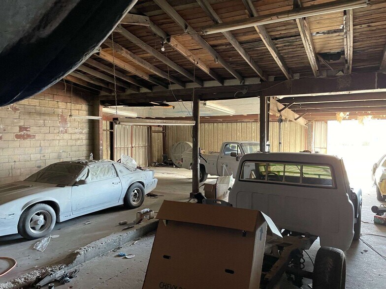 More Photos Of 211 S Hutchinson Ave, Adel Auto Repair For Sale