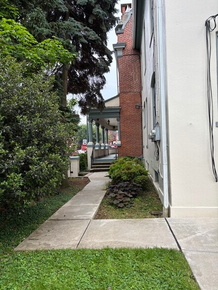 More Photos Of 535 W Orange St, Lancaster Office For Lease
