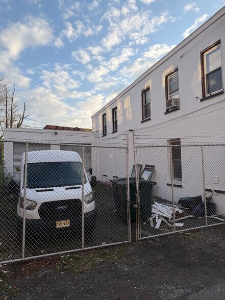 More Photos Of 60 Dickerson St, Newark Light Manufacturing For Lease