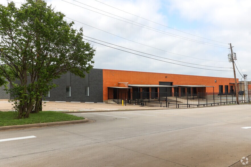 More Photos Of 11325 Gemini Ln, Dallas Warehouse For Lease