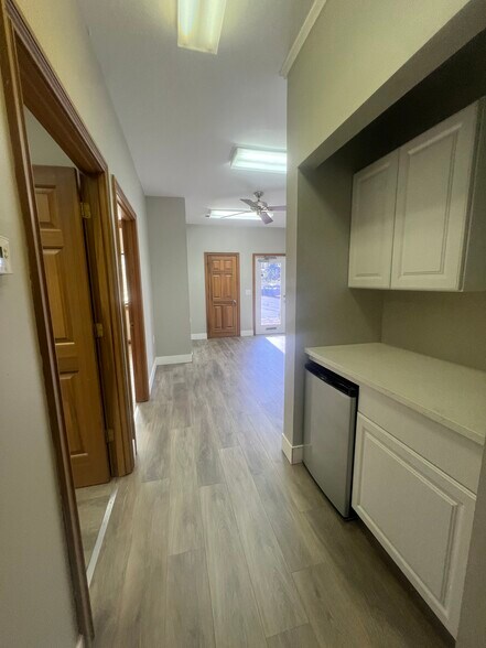 More Photos Of 1375 Kemper Meadow Dr, Forest Park Office Residential For Lease