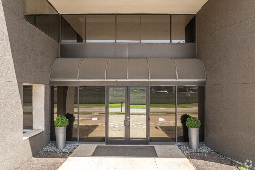 More Photos Of 17440 N Dallas Pky, Dallas Office For Lease