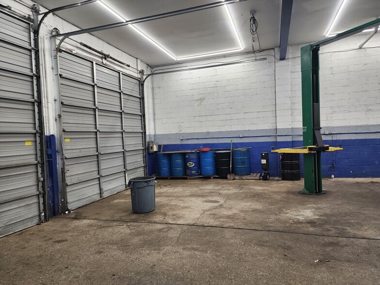 More Photos Of 260 Green St, South Hackensack Truck Terminal For Lease