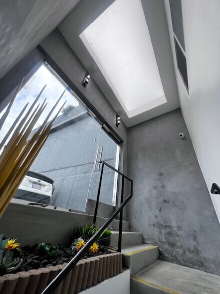 More Photos Of 330 N Western Ave, Los Angeles Storefront Retail Office For Lease